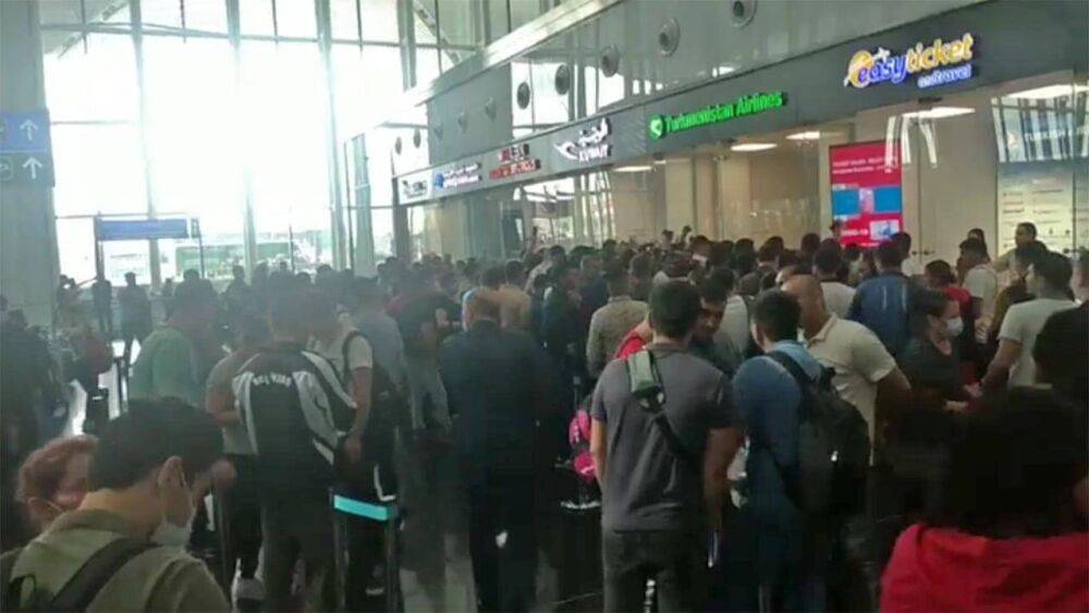 В аэропорту Стамбула снова скопились сотни туркменских граждан. Сегодня вылетит очередной вывозной рейс