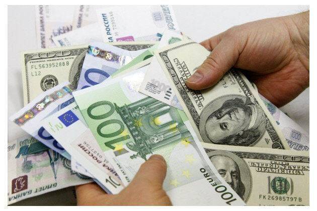 Доллар дешевеет к евро и иене в рамках коррекции в понедельник вечером