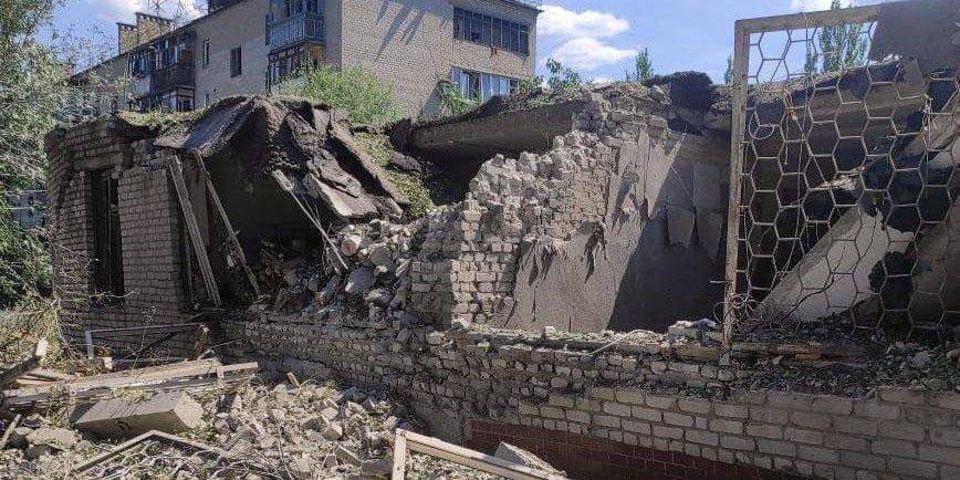 Атаки РФ в Донецкой области: большинство ударов пришлось на Авдеевку, снаряды попали по школе и жилым домам, среди раненых есть ребенок