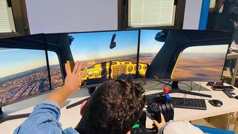 Пилот ЦАХАЛа подарил детям в больнице "Шнайдер" авиасимулятор и научит их летать