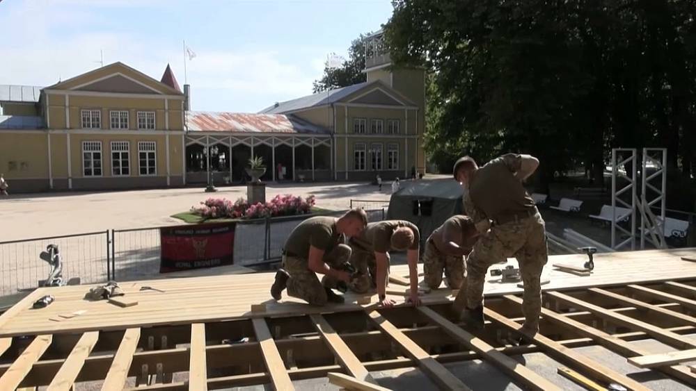 Солдаты НАТО отстроили эстраду в Эстонии