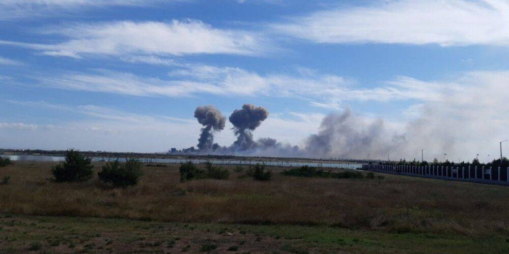 Возле аэродрома в оккупированном Крыму прозвучало не менее 12 взрывов — очевидцы