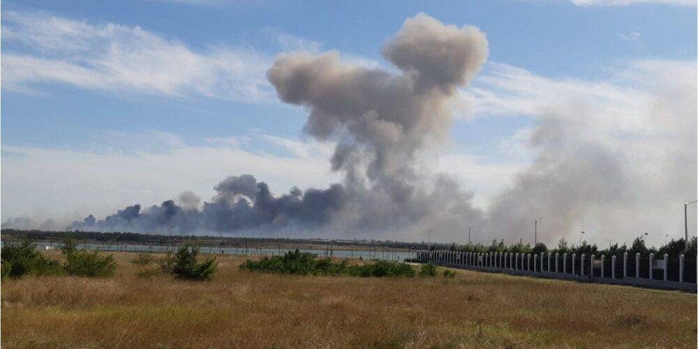 «Все только начинается». Подоляк прокомментировал взрывы на военном аэропорту РФ в оккупированном Крыму