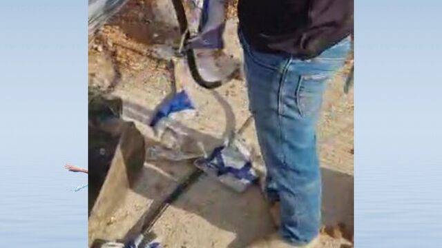 Видео: рабочий демонстративно порвал флаг Израиля на стройке в Ришон ле-Ционе