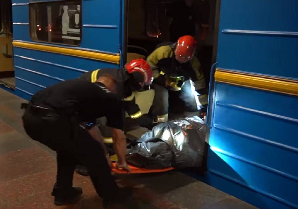 Трагедия в киевском метро, ​​появились кадры: "Тело нашли под вторым вагоном"