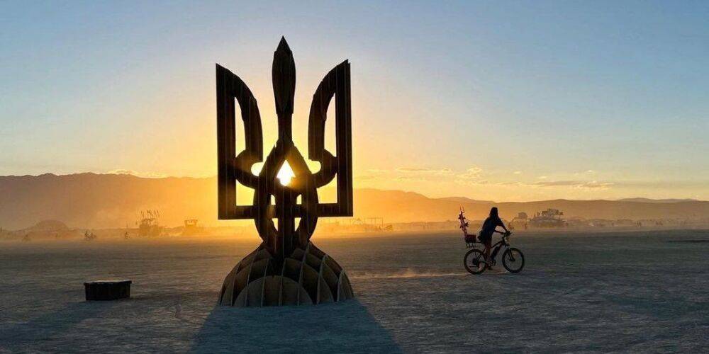 «Символ свободы и решительности». На фестивале Burning Man 2022 установили пятиметровый тризуб