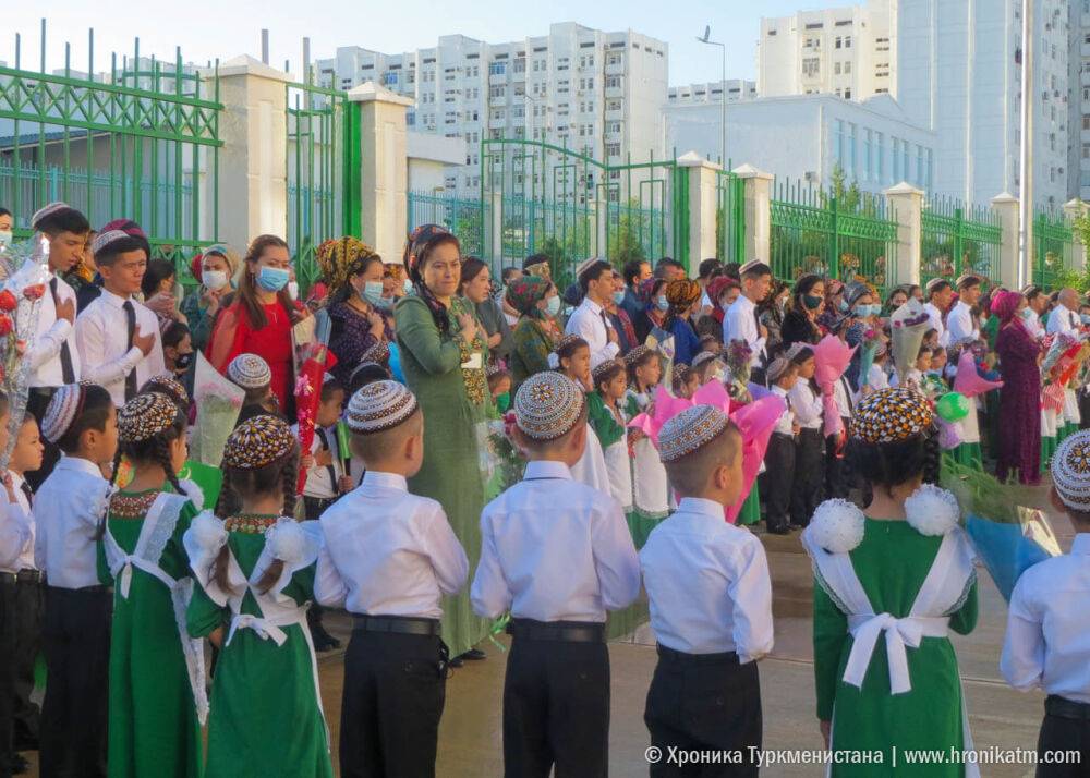 В школы Туркменистана пошли 160 тысяч первоклассников