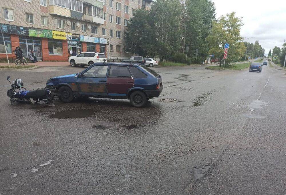 В Тверской области водитель мопеда попал в больницу из-за не пропустившего его водителя легковушки