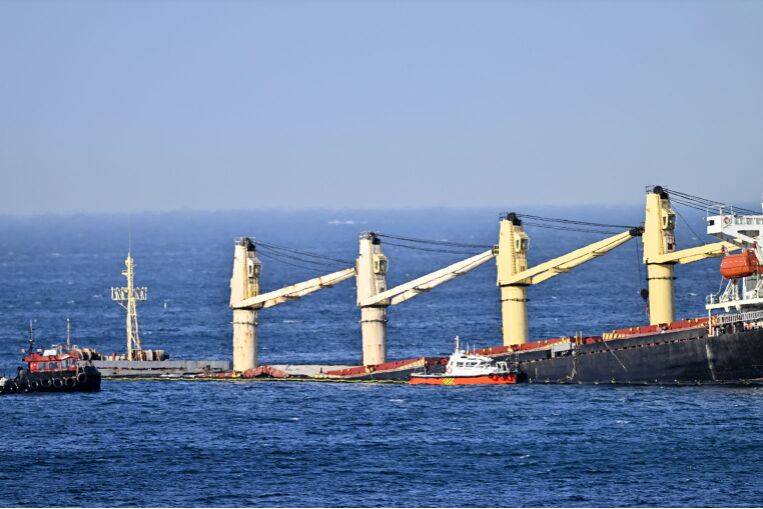 Грузовое судно у Гибралтара разломилось пополам, есть угроза экологической катастрофы