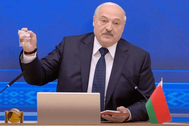 «Ложь!» Родственники Быкова о заявлениях Лукашенко о том, что они продали на барахолке награды писателя