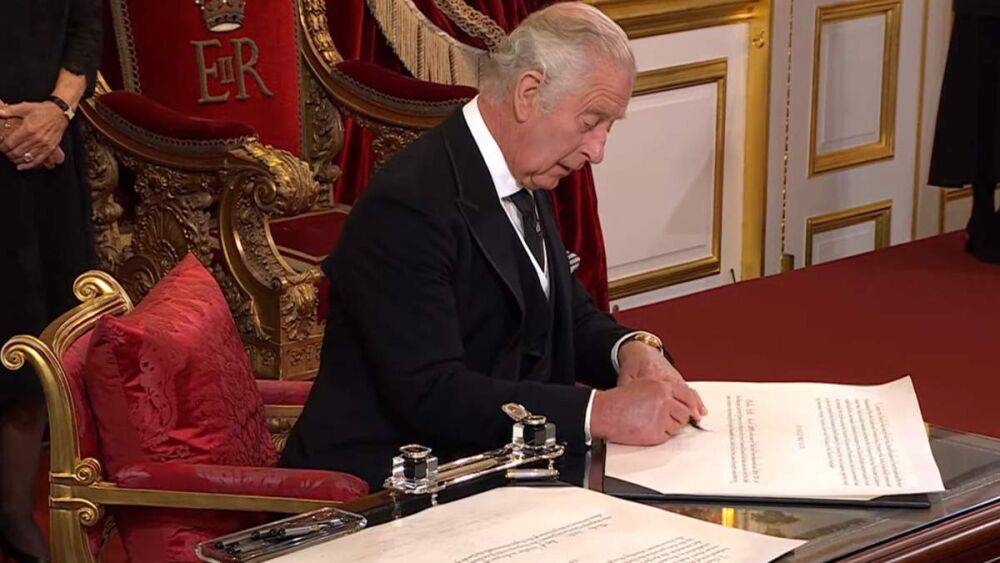 "Новая монархия": Чарльз III лично просил разрешить телекамеры на объявление королем