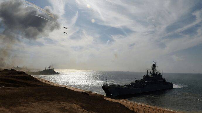 ОК "Юг": В Черном море враг активизировал присутствие 4 больших десантных корабля
