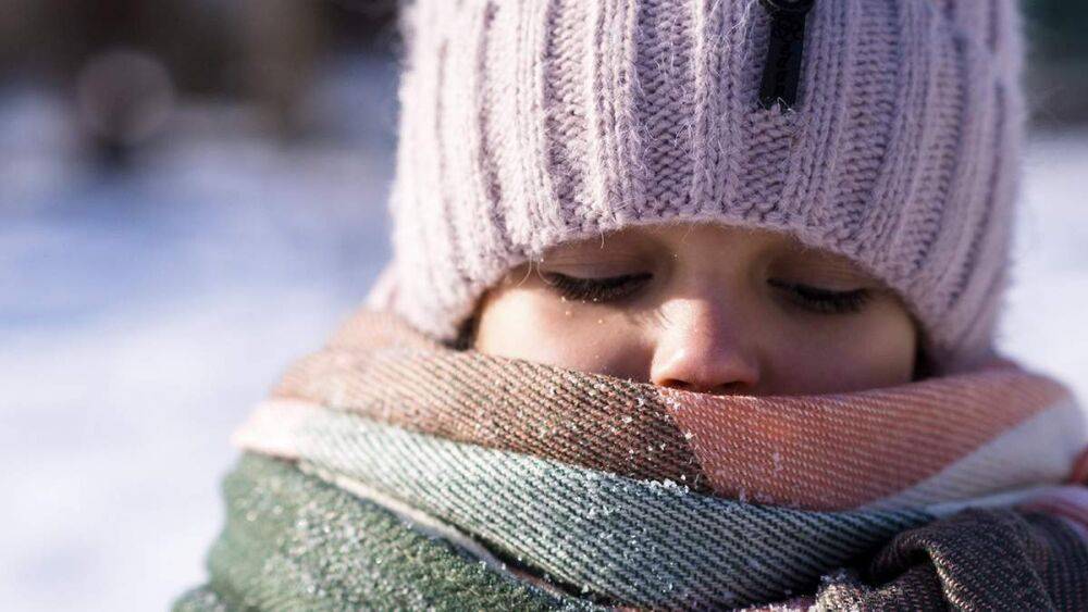 Зимой будет тепло: Минреинтеграции передаст зимнюю одежду детям переселенцев