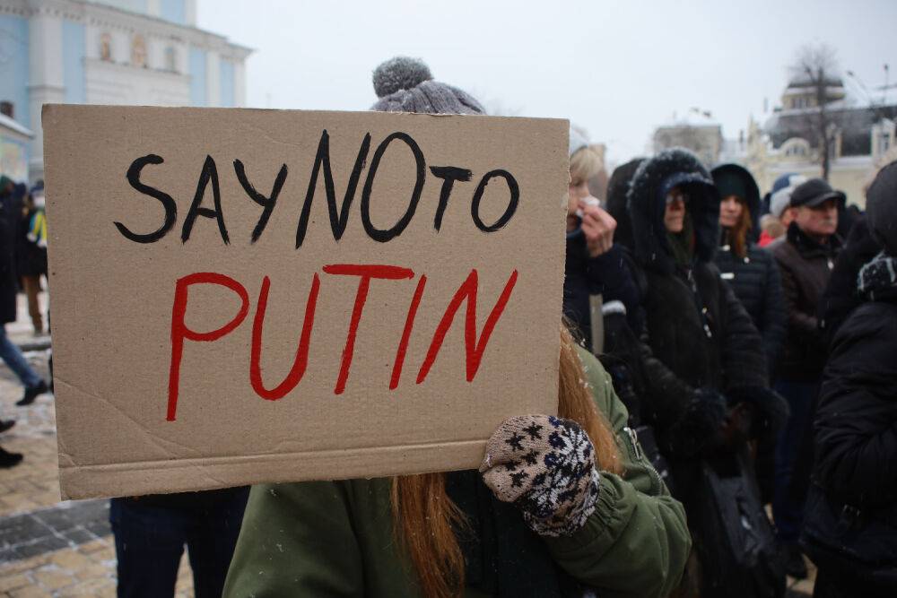 Десятки муниципальных депутатов России требуют отставки Путина