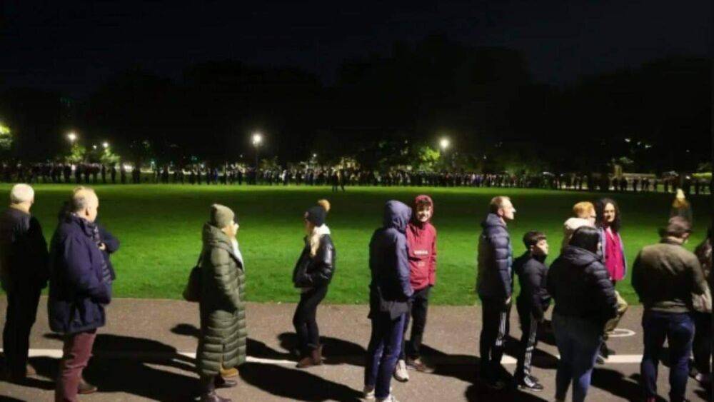 Чтобы отдать честь королеве: тысячи людей в Эдинбурге провели ночь в очереди
