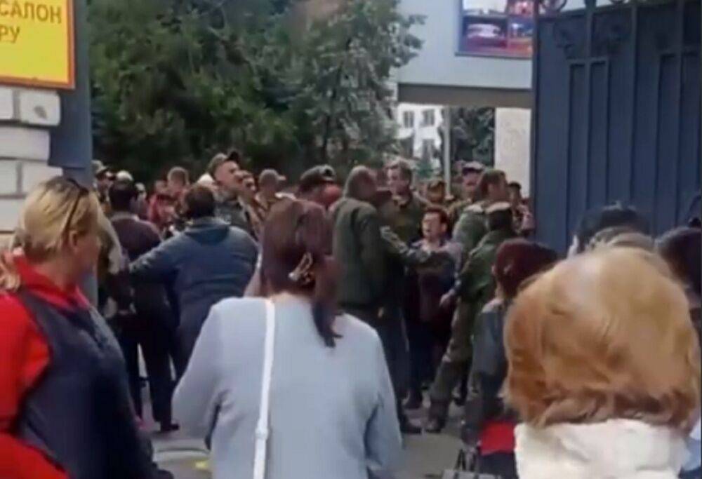"Хотели "русский мир" – получайте": бунт вспыхнул в оккупированном Луганске, кадры происходящего