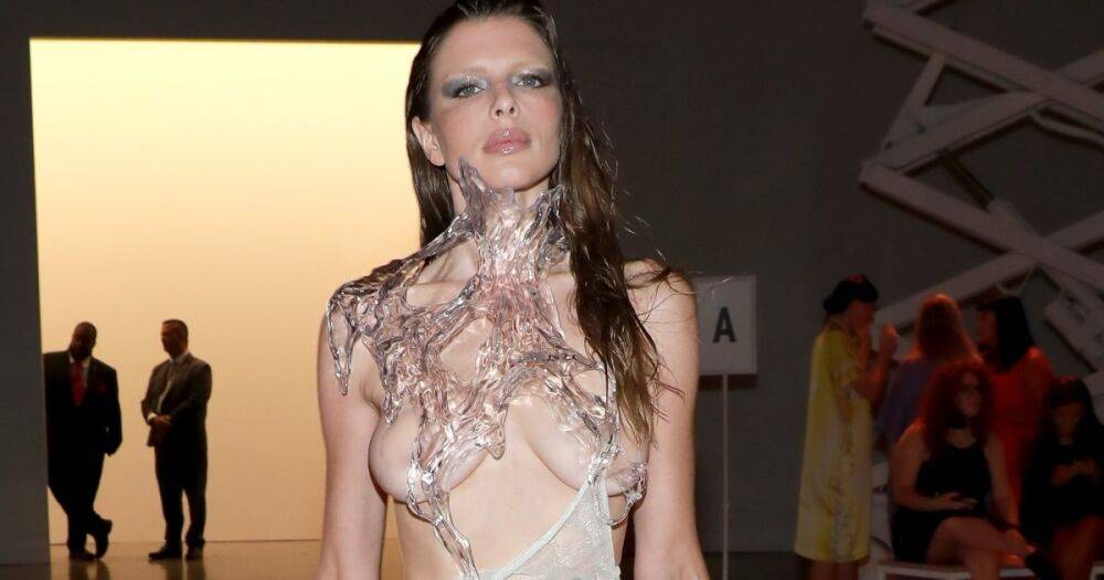 Джулия Фокс появилась в "голом" и прозрачном платье на Неделе моды в Нью-Йорке