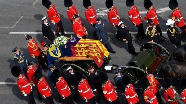 Король Карл III и принцы Уильям и Гарри прошли за гробом Елизаветы II. Траурная процессия в Лондоне – фотографии