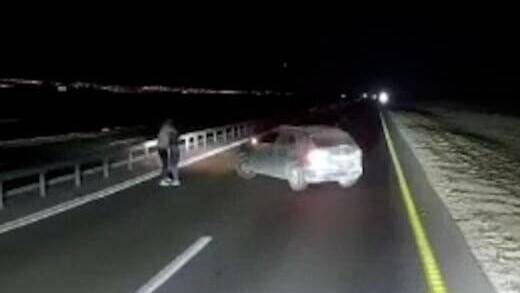 Видео: пьяная пара устроила танцы на оживленном шоссе в Эйлат недалеко от поста полиции