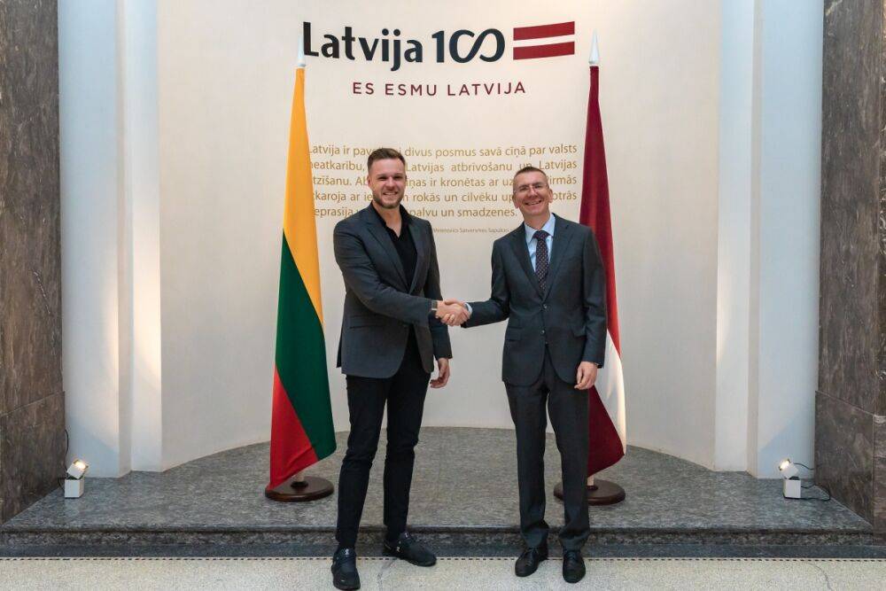 Г.Ландсбергис обсудил с латвийским коллегой безопасность региона, вручил Балтийскую награду