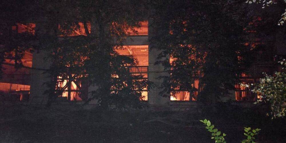 РФ ударила ракетами С-300 по одному из районов Харькова, на предприятии возник пожар