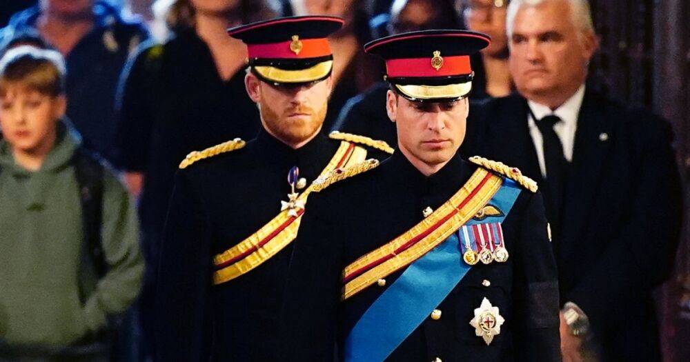 Принцу Гарри разрешили надеть военную форму на бдение внуков королевы у ее гроба
