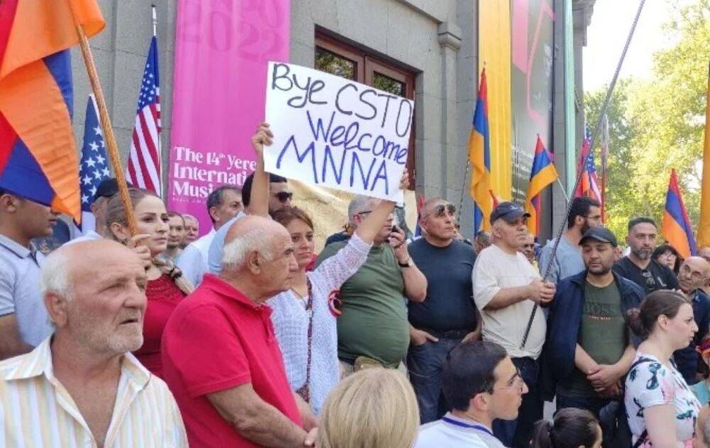 В столице Армении митингуют за выход из ОДКБ