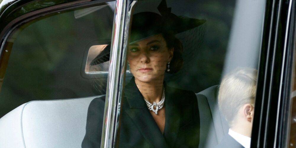 Из ювелирной коллекции королевы. Кейт Миддлтон появилась в жемчужном колье-чокере на похоронах Елизаветы II