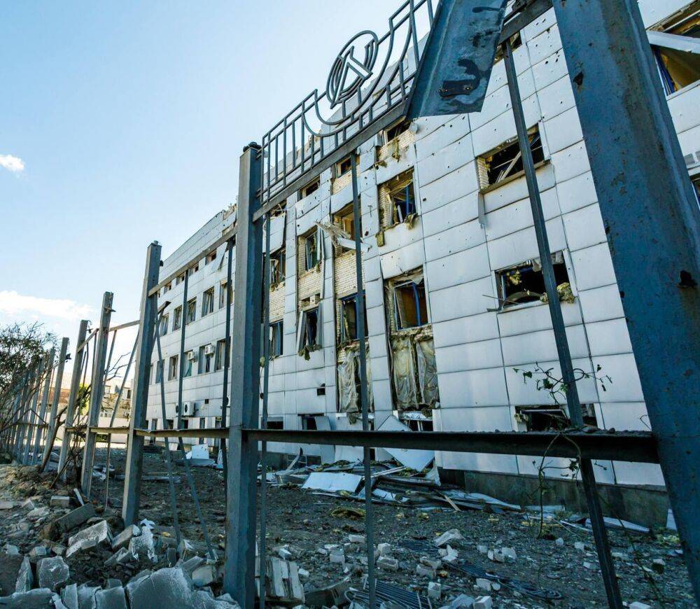 Россияне разрушили СК Локомотив в Харькове