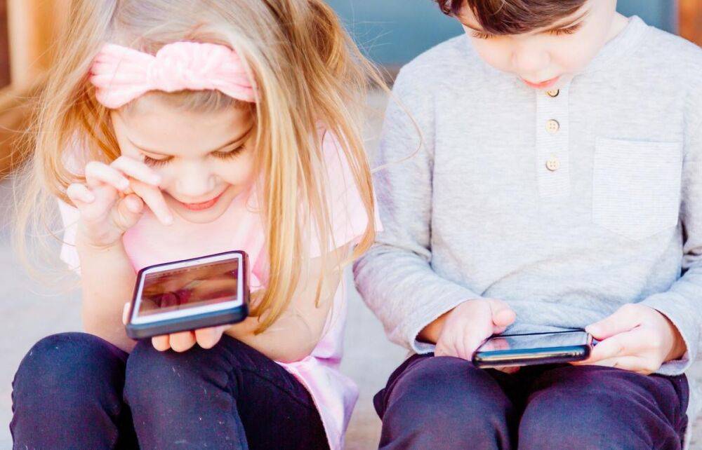 Родителям и учителям объяснили, могут ли дети пользоваться телефонами в школе