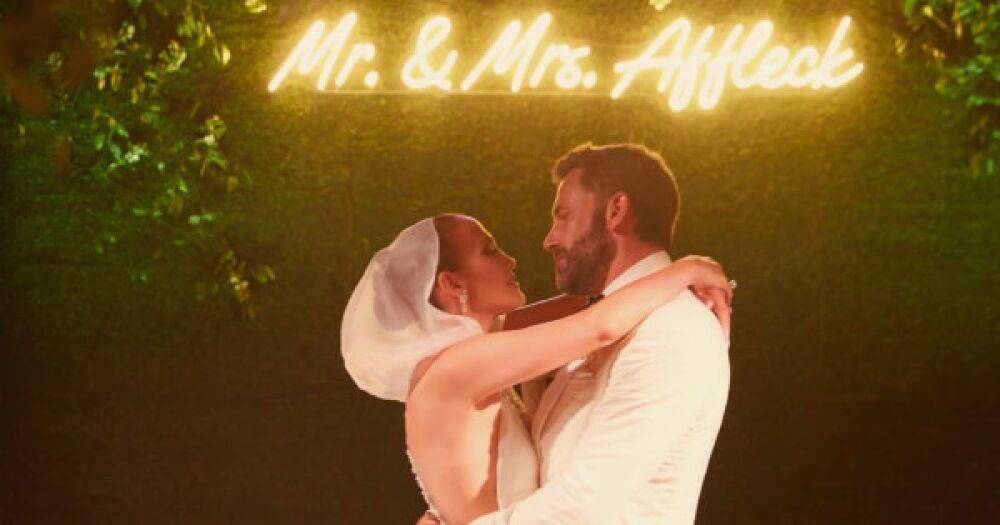 Дженнифер Лопес показала официальные фото со свадьбы с Беном Аффлеком