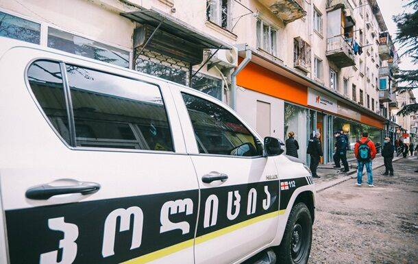 Вооруженный грабитель захватил банк в Грузии и требует выкуп - СМИ
