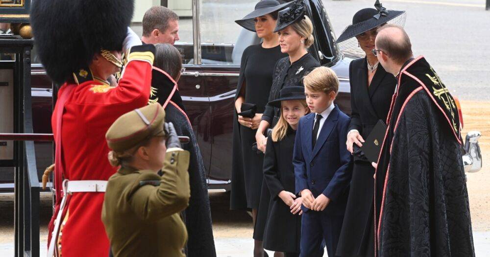 Не только Кейт. Как остальные члены королевской семьи почтили память Елизаветы II украшениями