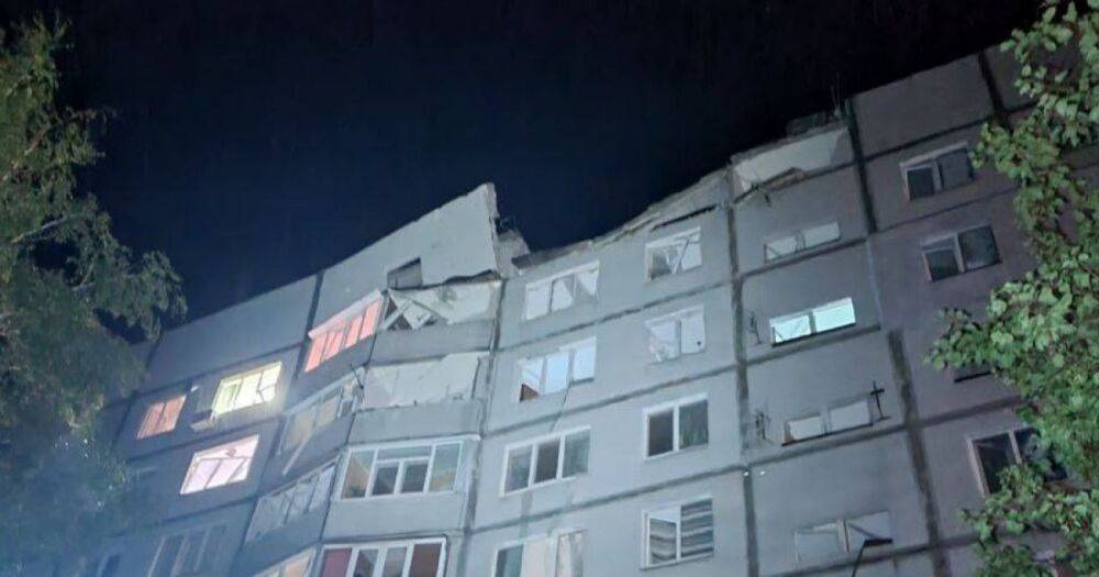 "Заблокированы люди": оккупанты обстреляли спальный район Харькова, повредив многоэтажки (видео)