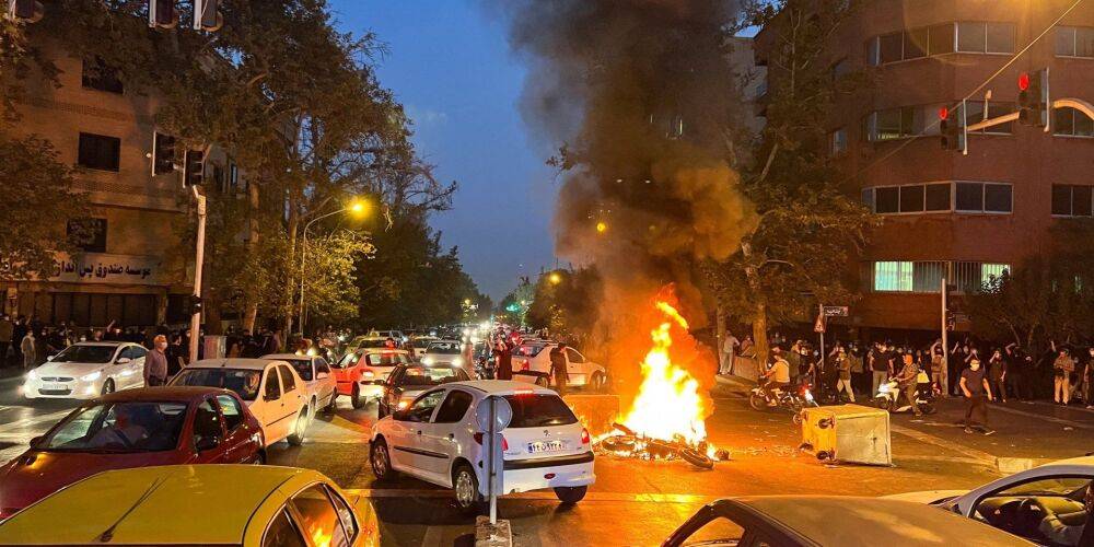 Тегеран и более десяти городов. Иран охватили крупнейшие протесты последних лет из-за ареста и гибели девушки, «неправильно» носившей хиджаб