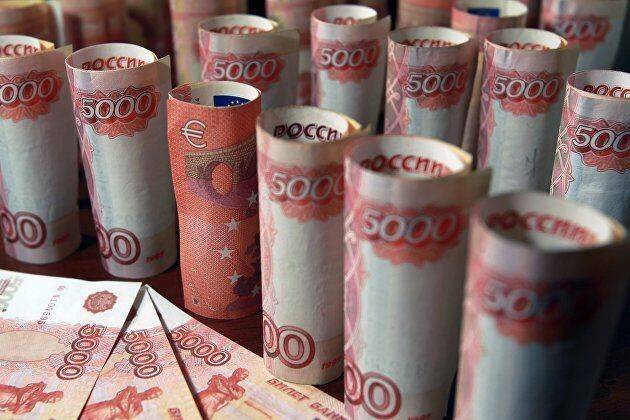 Рубль в начале торгов снижается к доллару - до 60,7 рублей и к евро - до 60,9 рублей