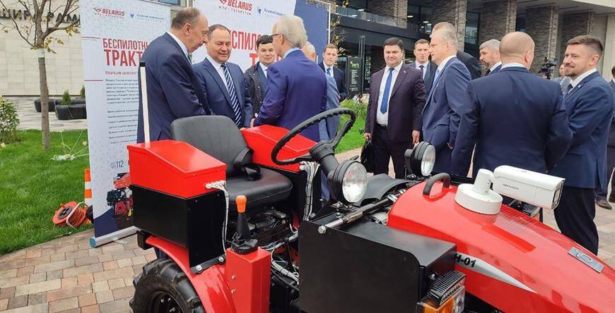 Роман Головченко представил в Татарстане беспилотный трактор МТЗ