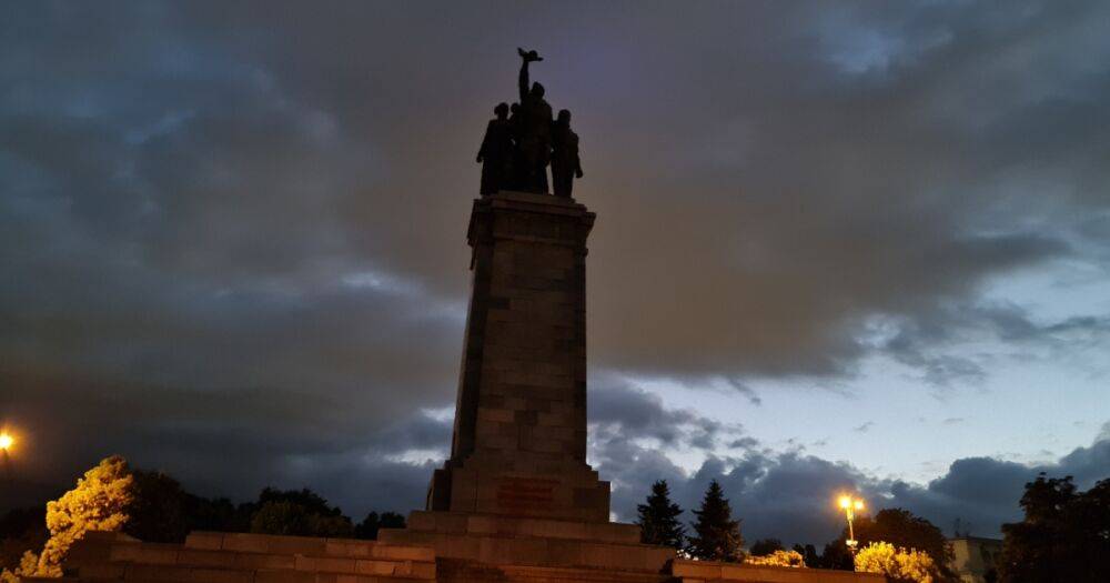 Советский памятник в столице Болгарии оставили без подсветки в знак поддержки Украины (ФОТО)