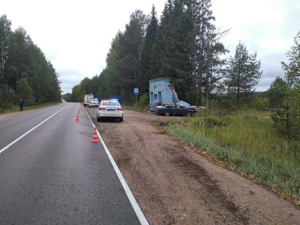 В Тверской области водитель погиб, врезавшись в автобусную остановку