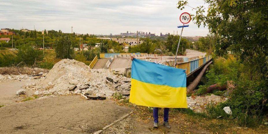 В честь освобождения защитников города. В Мариуполе участник сопротивления развернул флаг Украины