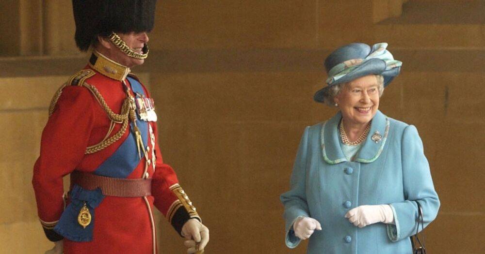 Нарушила этикет. В Сети распространяется самое редкое фото королевы Елизаветы II