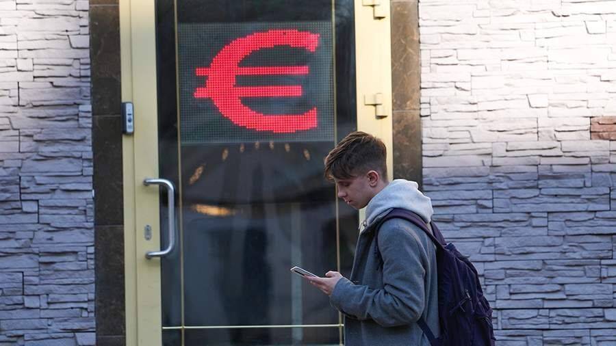 Курс евро на Мосбирже опустился ниже 58 рублей впервые с 25 июля
