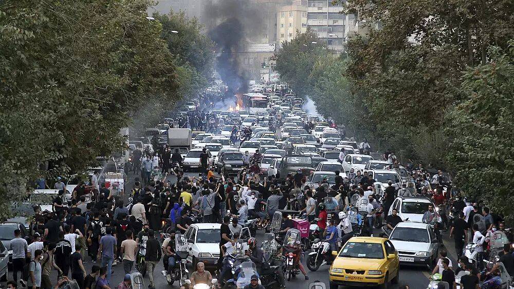 "Женщины, жизнь, свобода!": протесты и столкновения в Иране