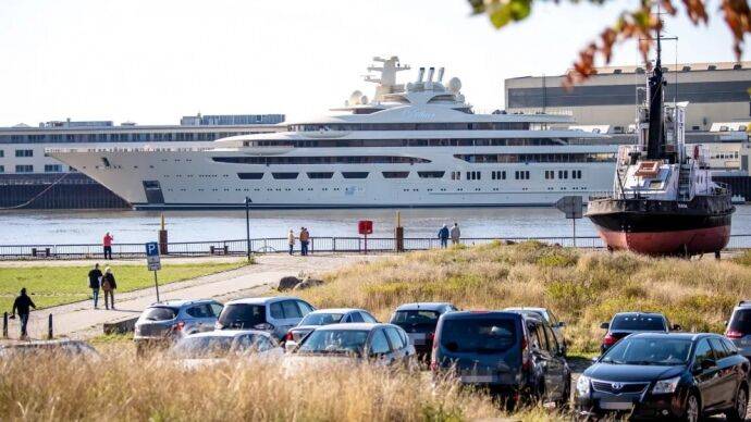 Арестованную яхту российского олигарха Усманова перегнали из Гамбурга в Бремен