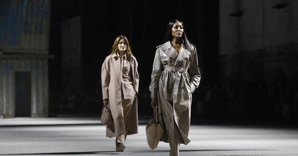 Карла Бруни и Наоми Кэмпбелл вышли на подиум Миланской недели моды (фото)