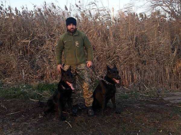 Полиция передала семье для похорон тело погибшего военного с сине-желтым браслетом из массового захоронения в Изюме