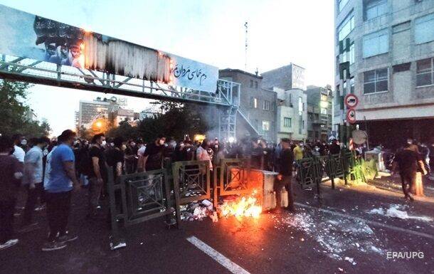 Жгут машины и нападают на полицию: в Иране не утихают массовые протесты