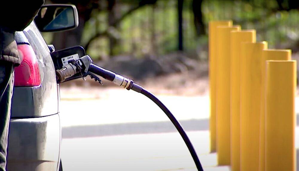 Водители скрестили пальцы: как возврат акцизов повлияет на стоимость бензина – прогноз Минэкономики