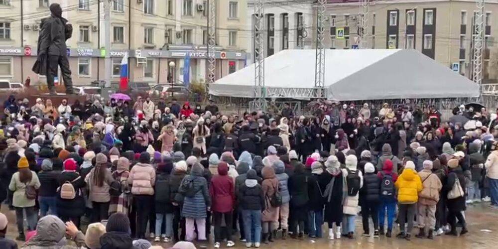 В российском Якутске песнями и хороводами женщины протестовали против «частичной» мобилизации