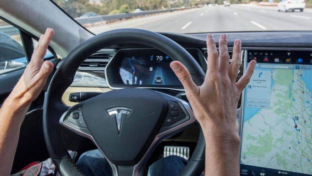 Владелец Tesla не смог попасть в заблокированный автомобиль из-за неисправного аккумулятора — компания потребовала 21 тыс. за его замену